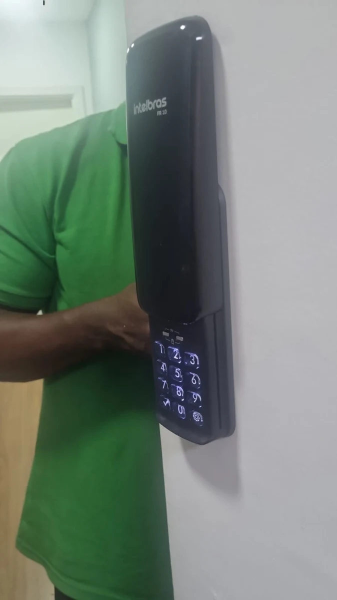 Fechadura digital Intelbras FR 10 instalada em porta branca