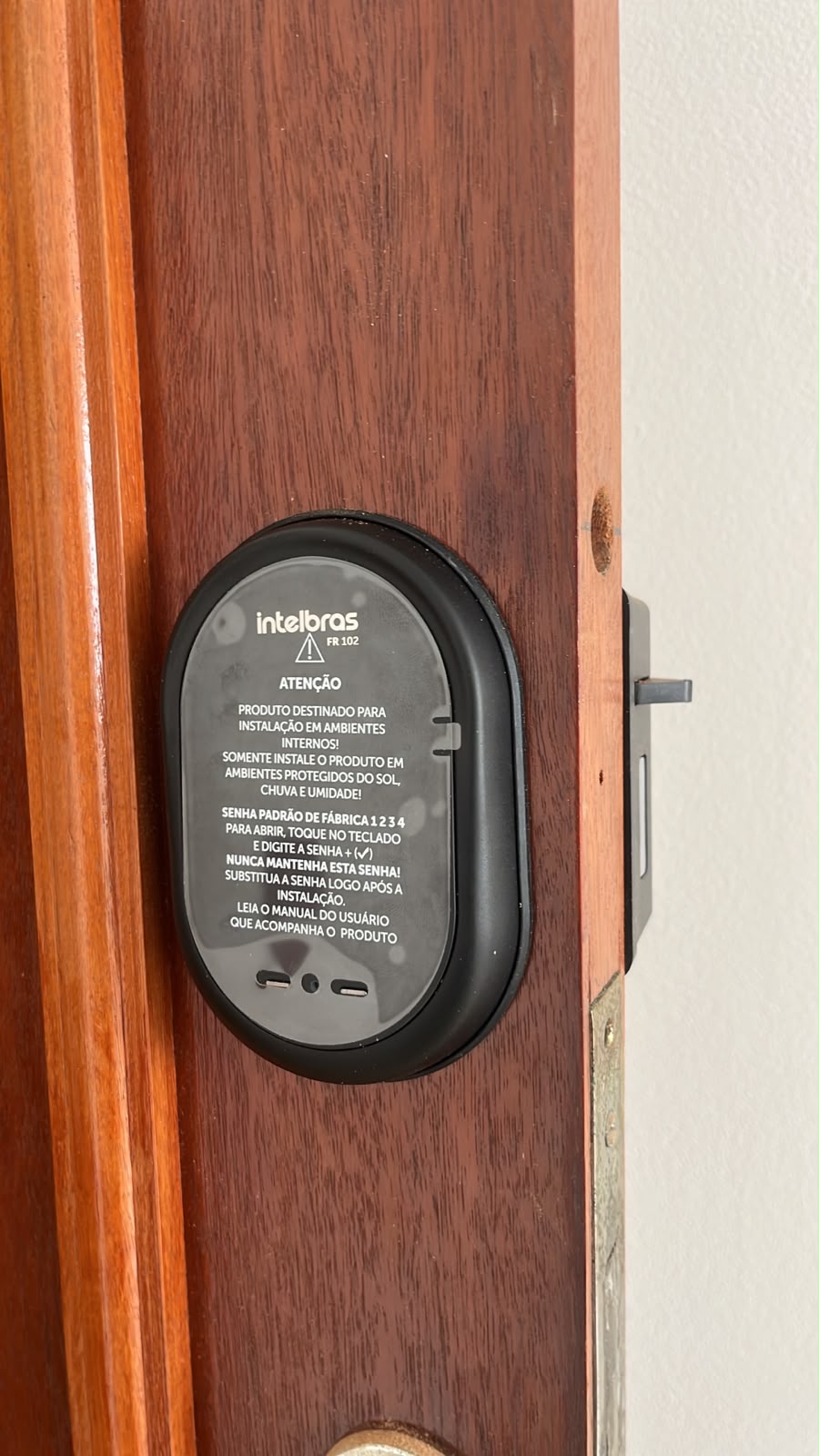Fechadura digital Intelbras FR 102 instalada em porta de madeira
