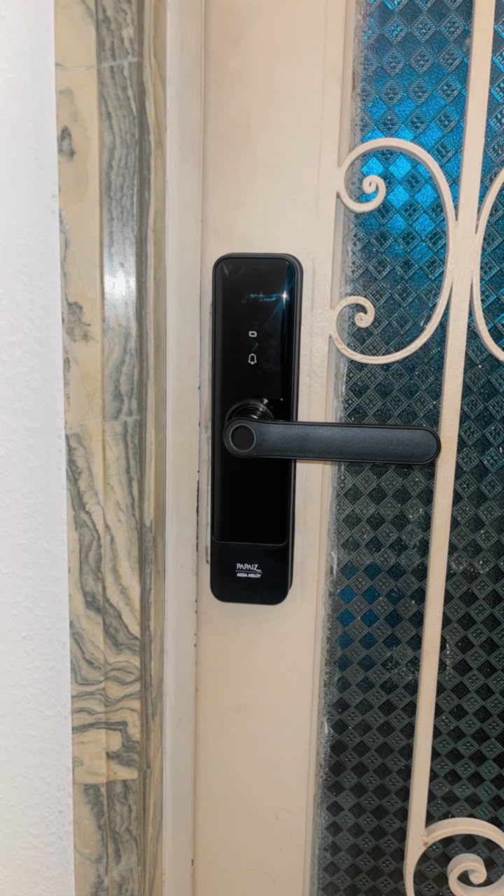 Fechadura digital Papaiz instalada em porta na Tijuca