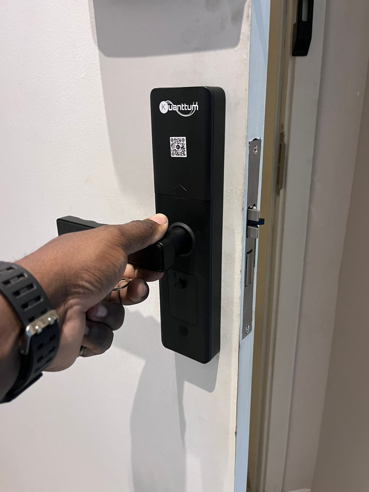 Fechadura digital Kuanttum instalada e em uso