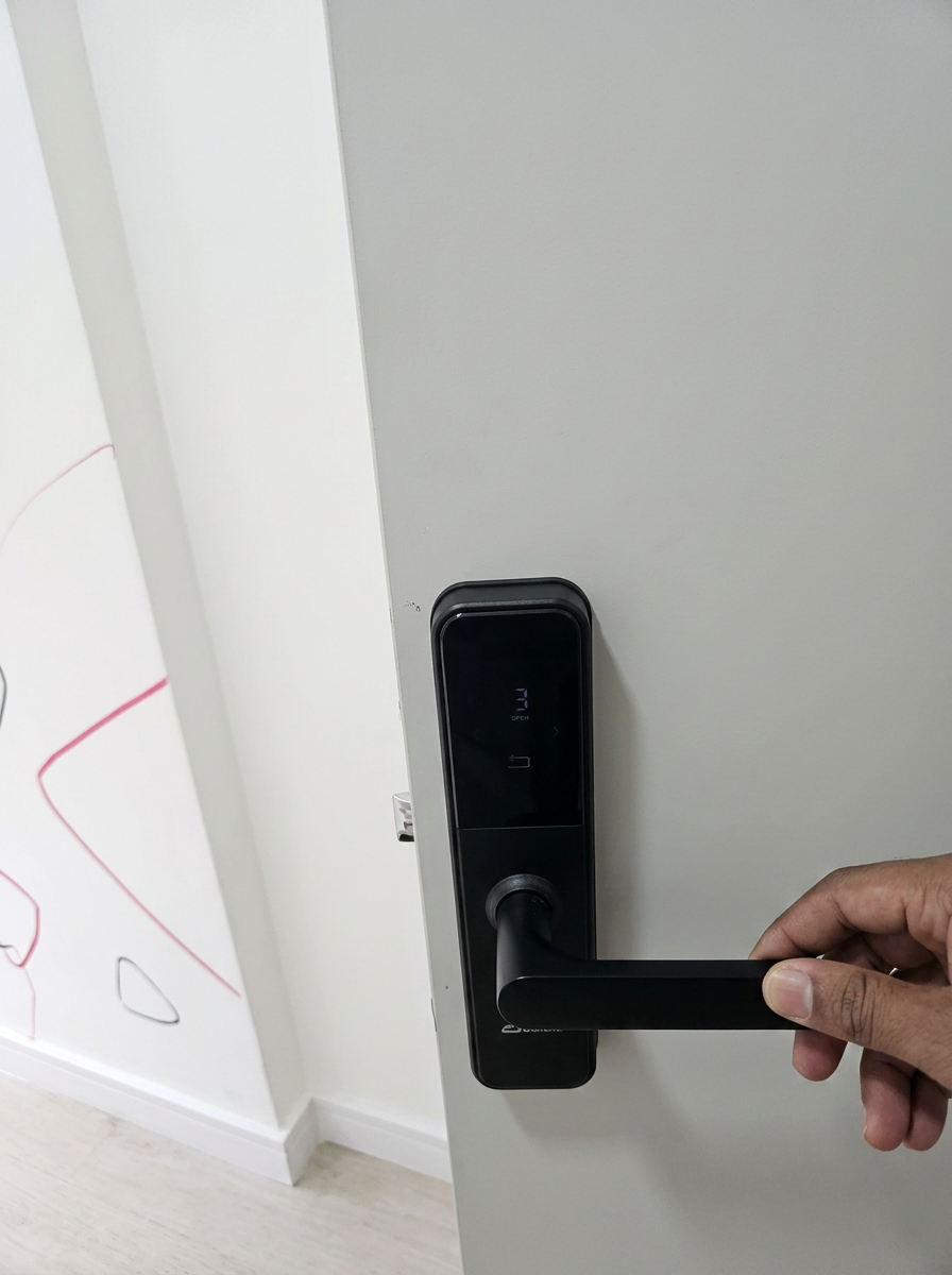 Fechadura digital instalada em porta branca