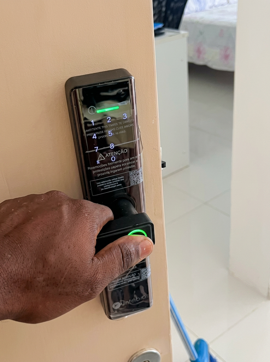 Fechadura digital Intelbras instalada com leitor biométrico