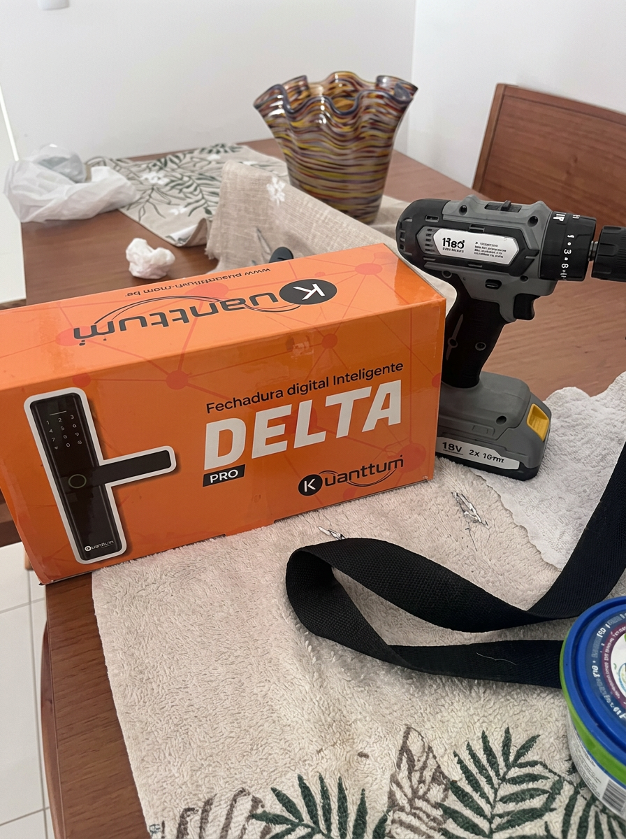 Fechadura digital Kuanttum Delta com ferramentas de instalação